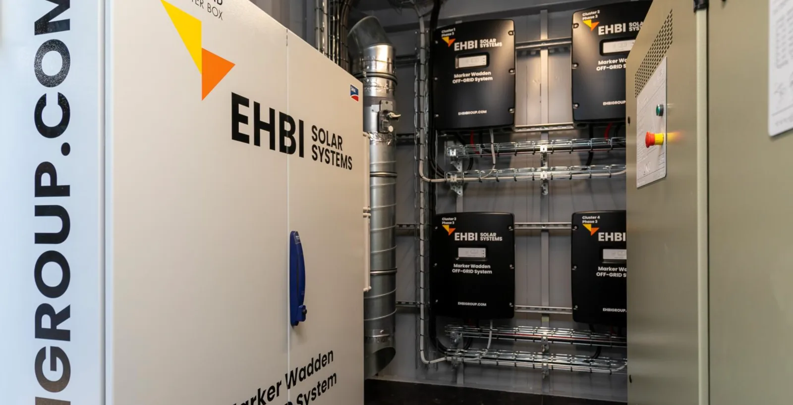 EHBI Solar Systems schakelpaneel in een industriële opstelling