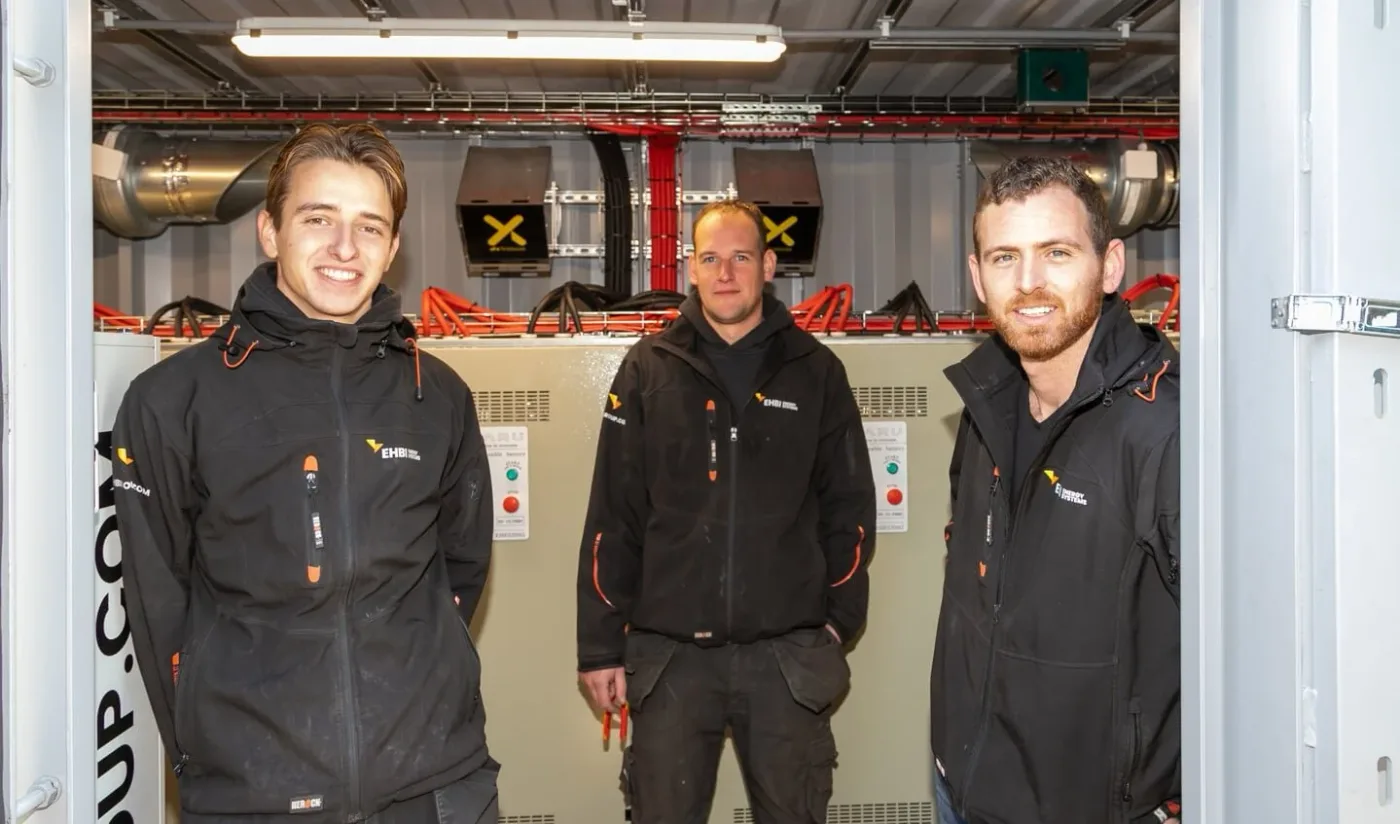 EHBI Solar Systems team in een accu-container op locatie