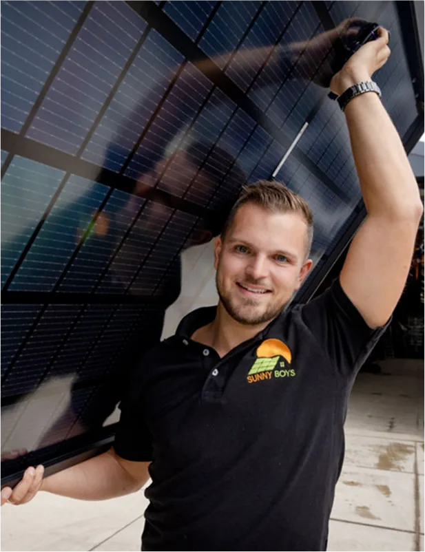 TDSI monteur met een zonnepaneel